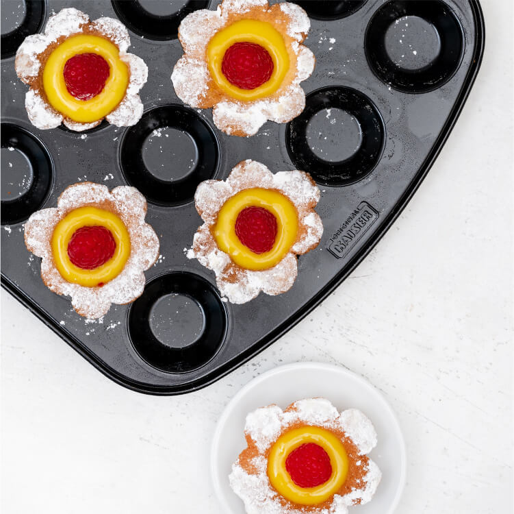 Himbeer-Lemon Curd Blumen Tartes in Muffinförmchen