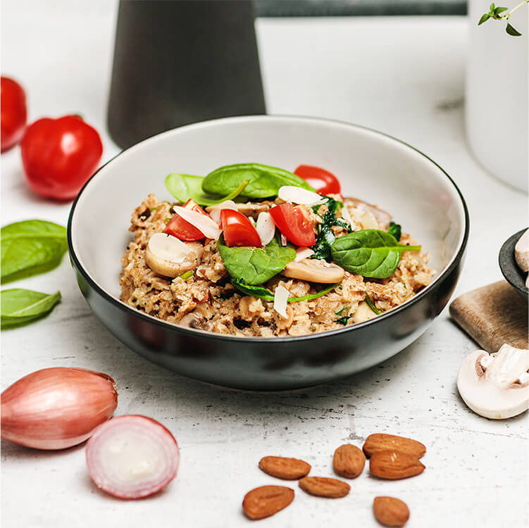 Champignon-Mandel-Bowl mit Champignons, Frühlingszwiebeln, Mandeln und Basilikum daneben