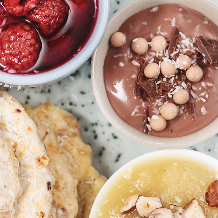 Apfel-Macadamia-Zimt-Pancakes mit Himbeeren daneben
