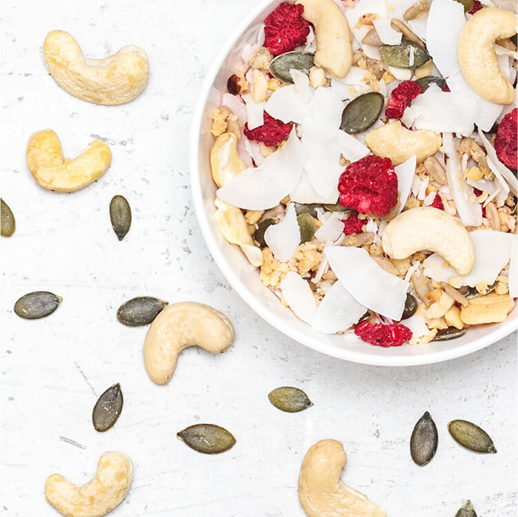 Kokosraspeln und Himbeeren