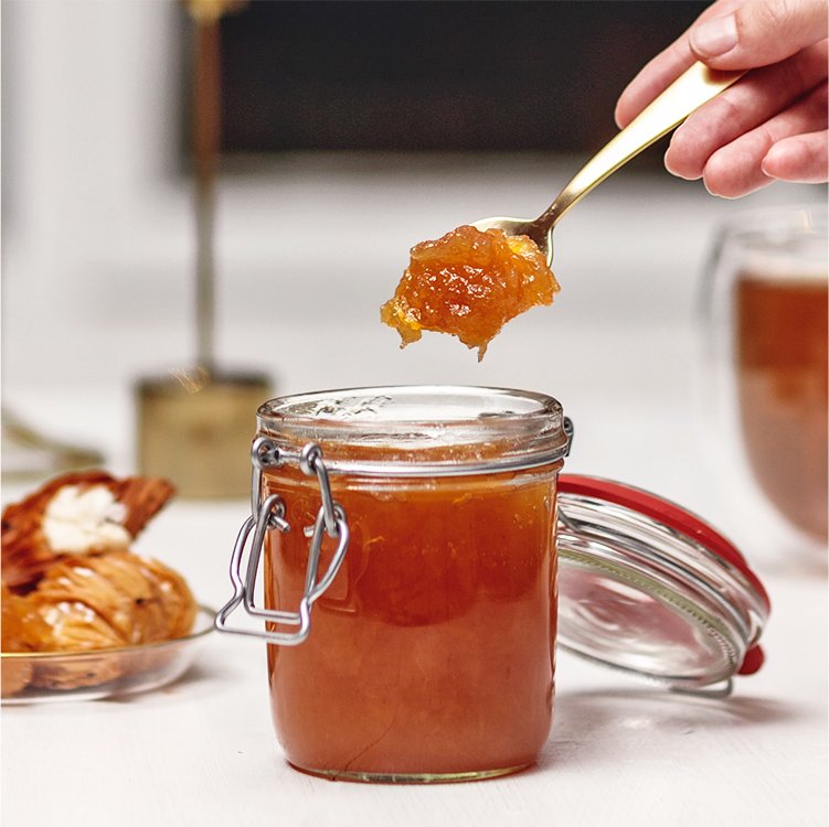 Earl Grey Marmelade mit einem Löffel