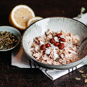 Warmer Paleo-Frühstücksbrei in einer Schüssel