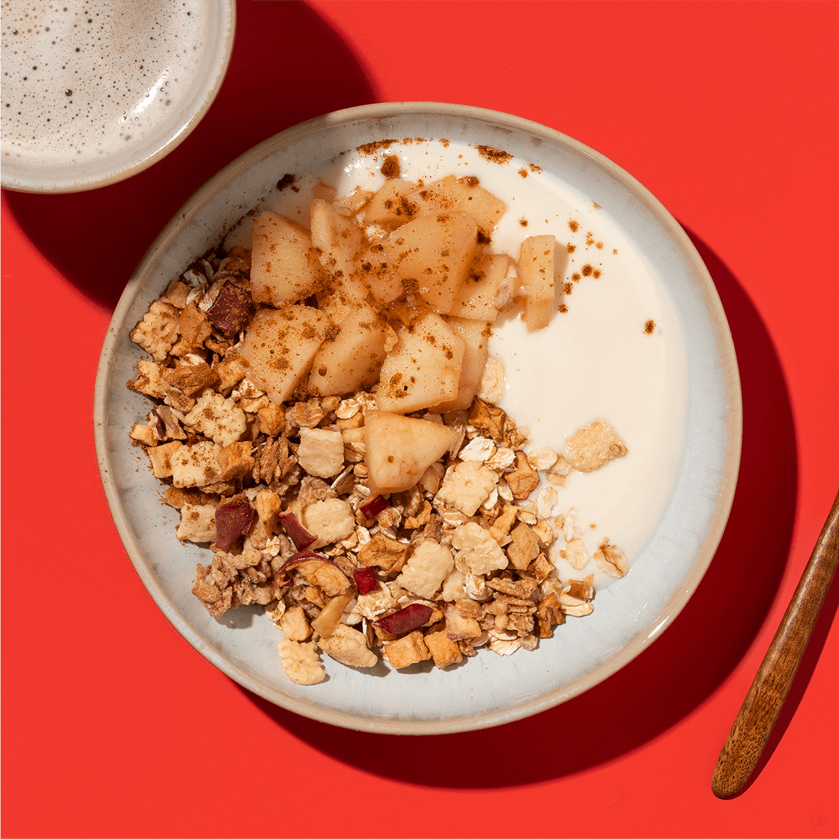 mymuesli Bio Apple Crumble Müsli in Schale mit gebackenem Apfel, Zimt und Joghurt