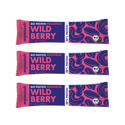 Drei übereinander gestapelte mymuesli Bio-Müsliriegel der Sorte „Wild Berry“ in violett-blauer Verpackung auf schwarzem Hintergrund.