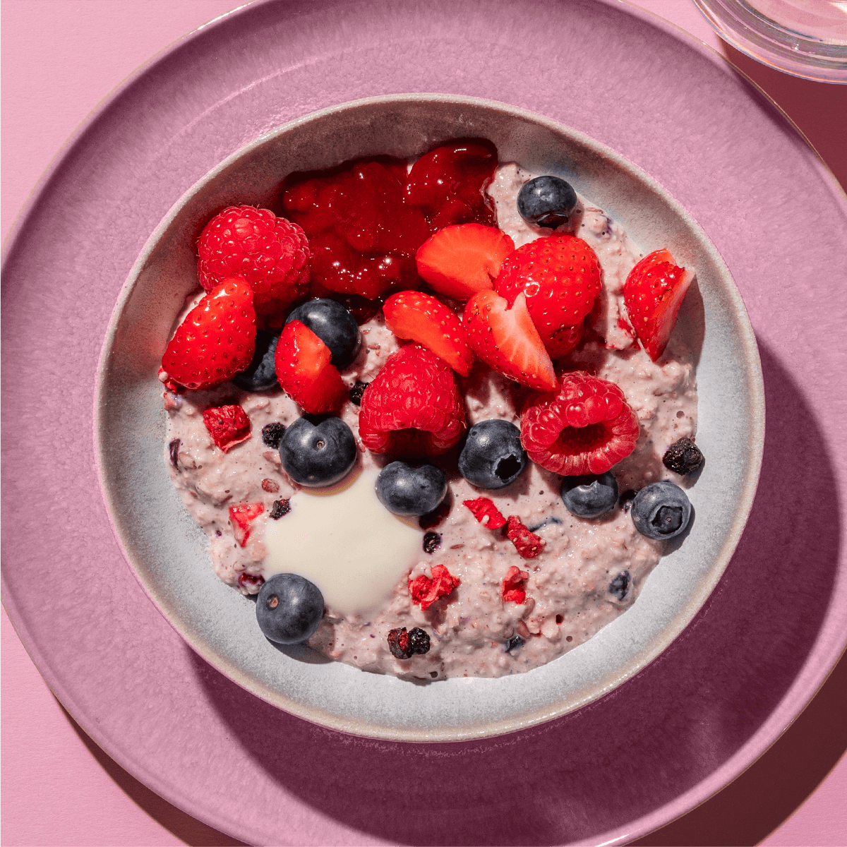 mymuesli Bio Berry Bircher Müsli in Schale, vorgequollen mit frischen Beeren und Joghurt