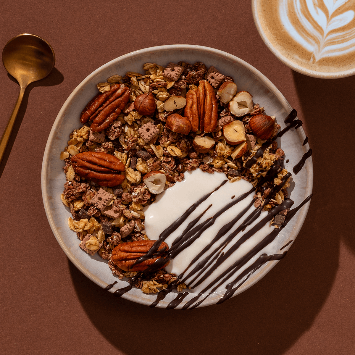 mymuesli Bio Choco Nuts Fan Paket mit 4 leckeren Bio Müslis: Choco Nuts Crunchy Granola in Schale mit Joghurt und Schoko-Soße