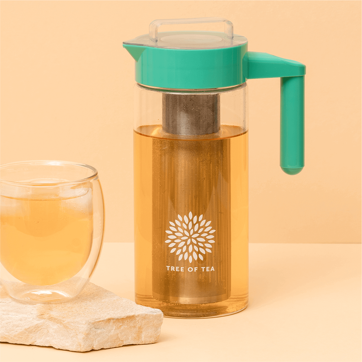 Tree of Tea Ice Tea Pitcher mit Sieb und daneben ein Teeglas