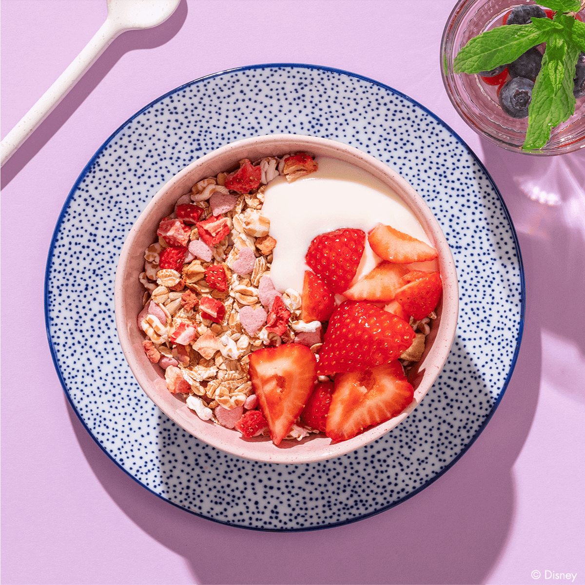  Disney Morning Princess Müsli in einer Müslischale mit Erdbeeren und Joghurt