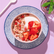  Disney Morning Princess Müsli in einer Müslischale mit Erdbeeren und Joghurt