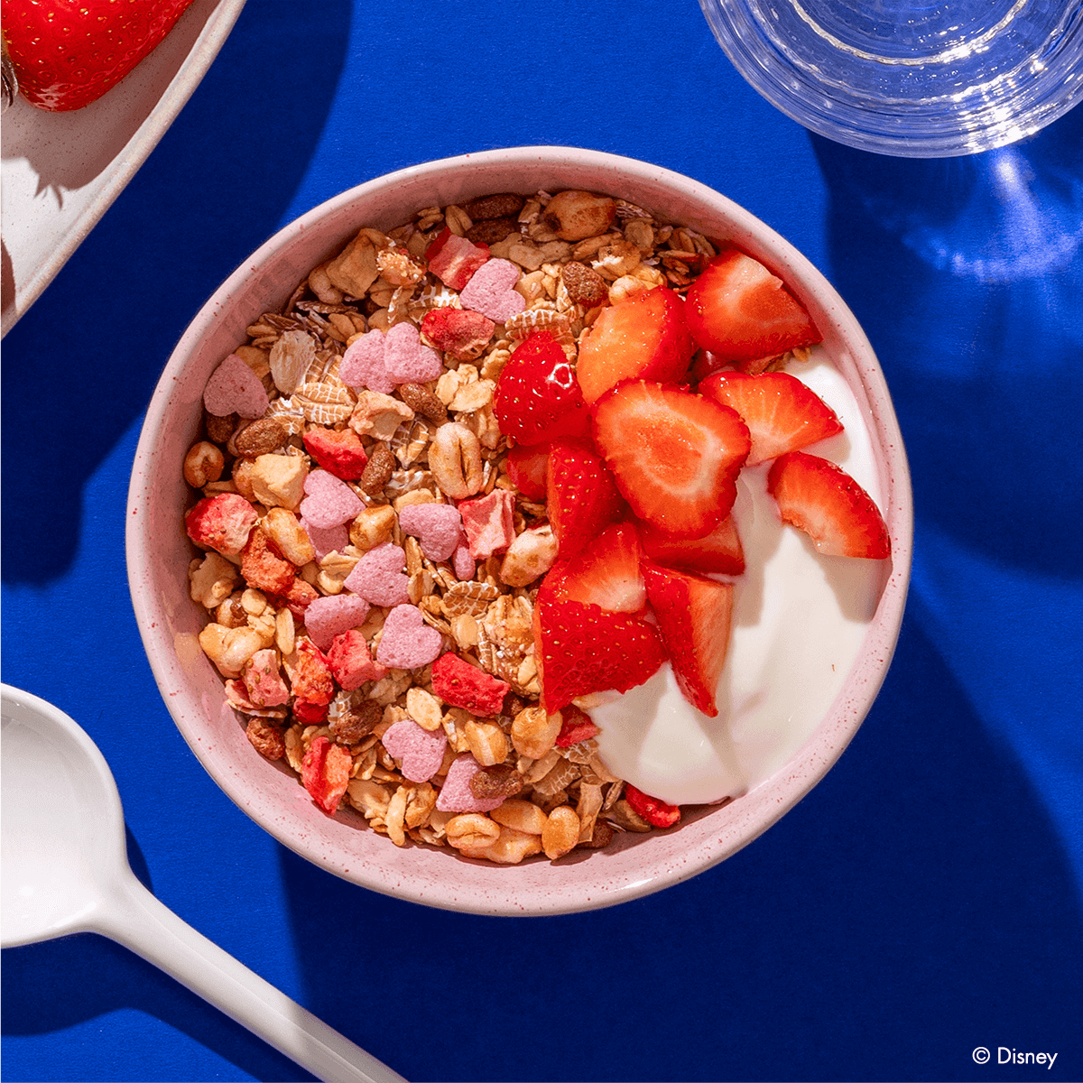 Disney Erdbeerzauber Müsli in der Schüssel mit Joghurt und Erdbeeren