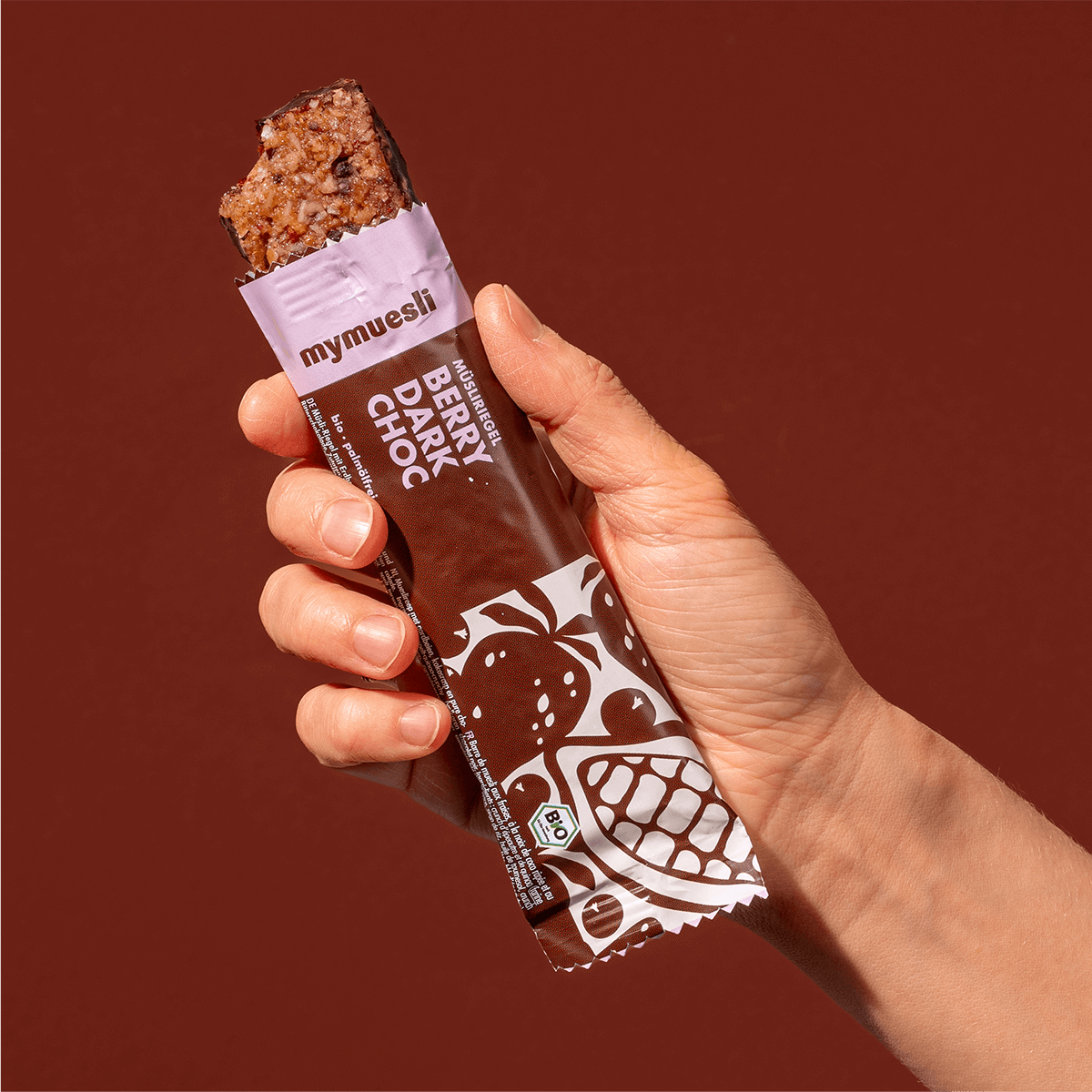 mymuesli Bio Berry Dark Choc Müsliriegel an der Ecke abgebissen