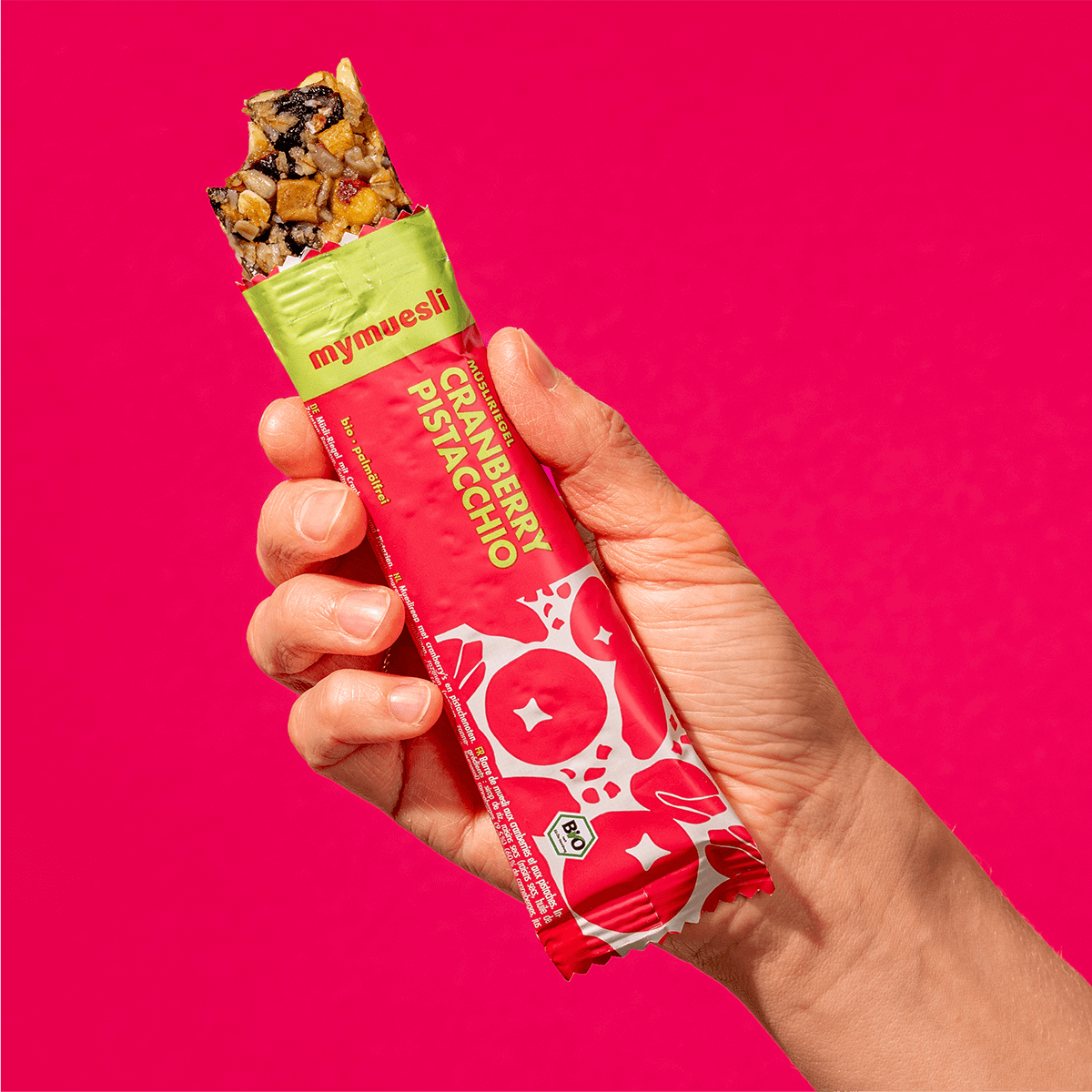 mymuesli Bio Cranberry Pistachio Müsliriegel an der Ecke abgebissen