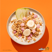 mymuesli Bio Supermaus-Müsli mit Apfel-Banane-Zimt in Schale mit Joghurt und frischen Bananen