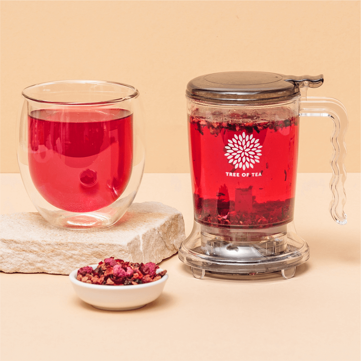 Tree of Tea Tea Maker mit einem Glas Tee daneben