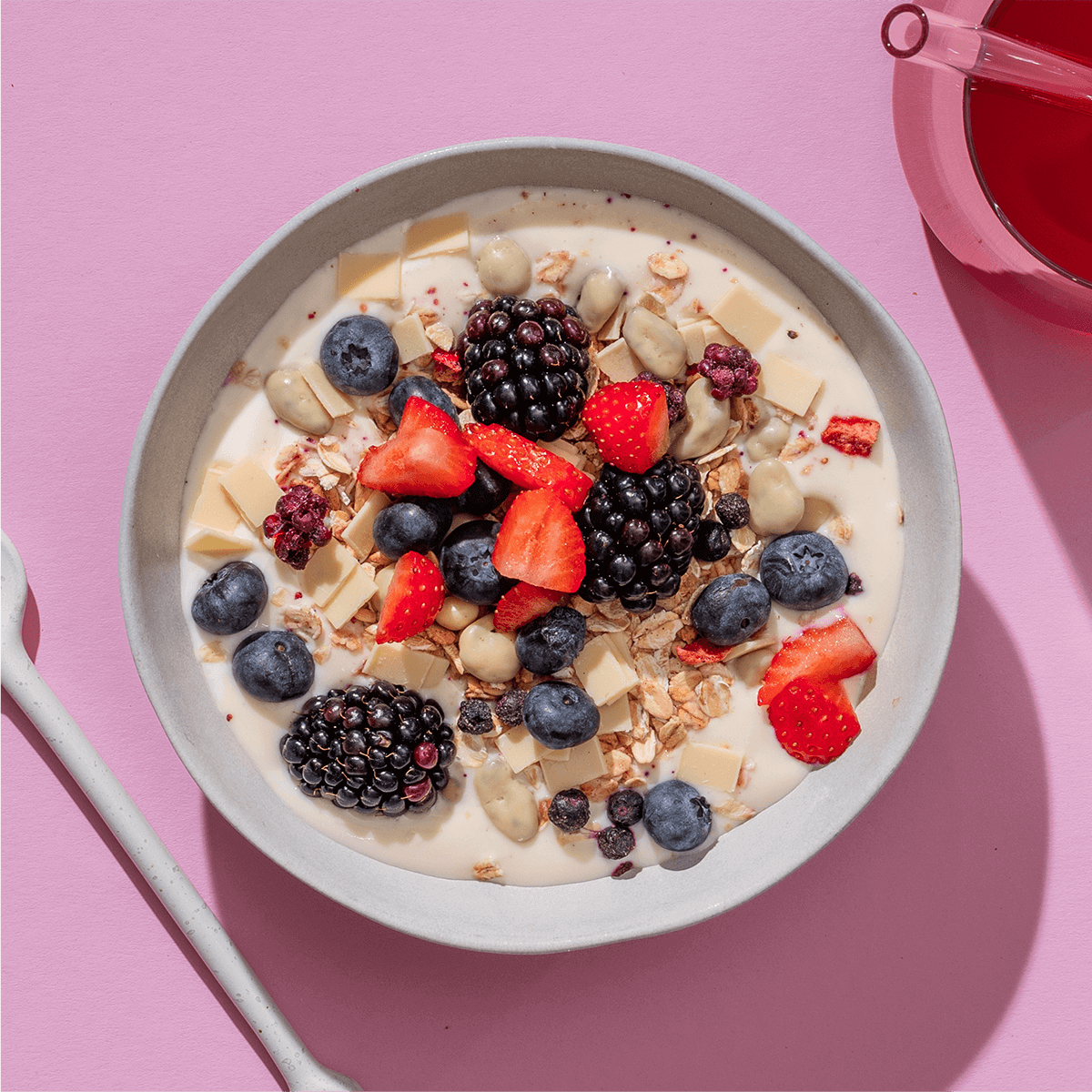 mymuesli Bio Wildberry Yoghurt Müsli in Schüssel mit Joghurt und frischen Beeren