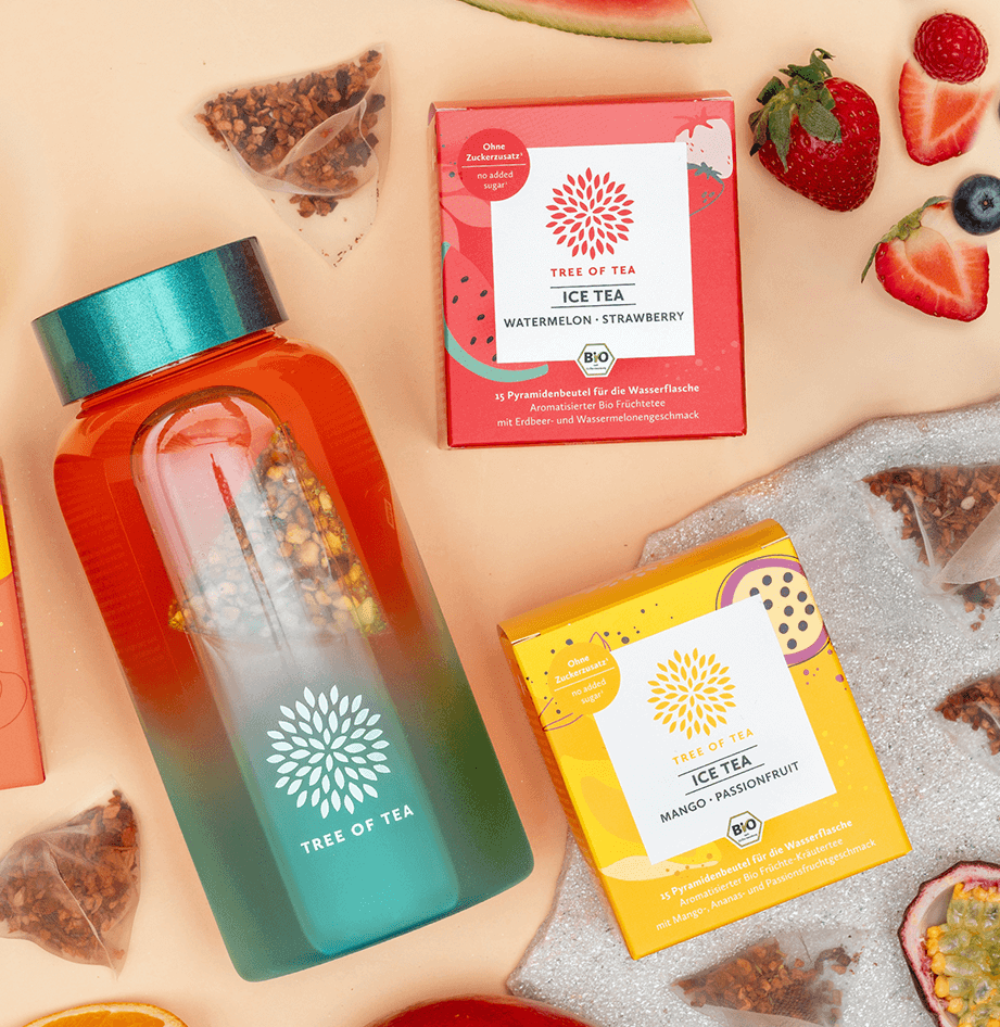 Tree of Tea Ice Tea Starter Set mit einer aufgefüllten Ice Tea bottle in Türkis. Drumherum liegen die enthaltenen Ice Tea Sorten mit frisch aufgeschnittenen Erdbeeren, Wassermelone, Mango und Passionsfrucht.