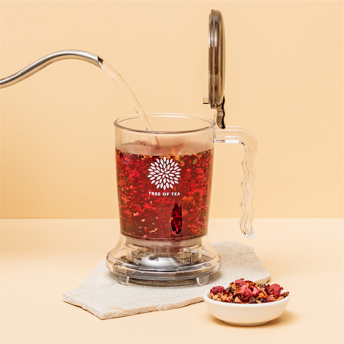 Es wird Wasser in den Tree of Tea Tea Maker gefüllt