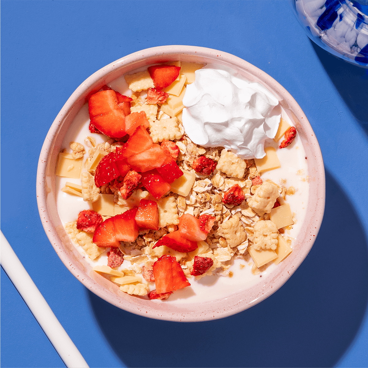 mymuesli Bio Strawberry cheesecake in Schale mit sahne und frischen Erdbeeren