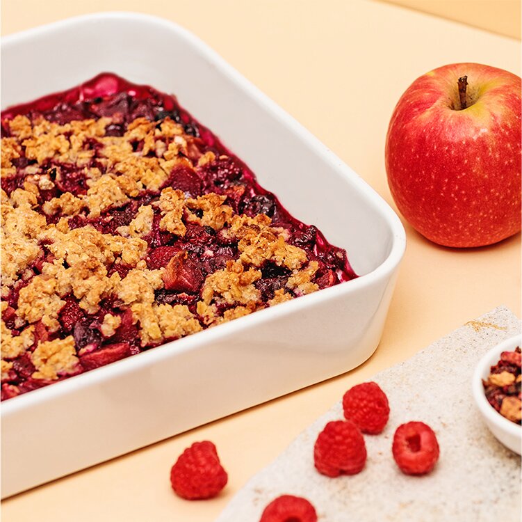 Veganer Berry Apple Crumble in einer Ofenform