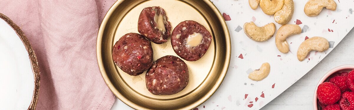 Nut Butter Balls mit Cashews und Himbeeren