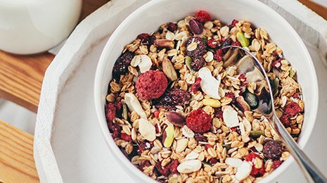 Für das Brot eignen sich verschiedene Müslis, am besten aber dieses mit Cranberry und Pistazie